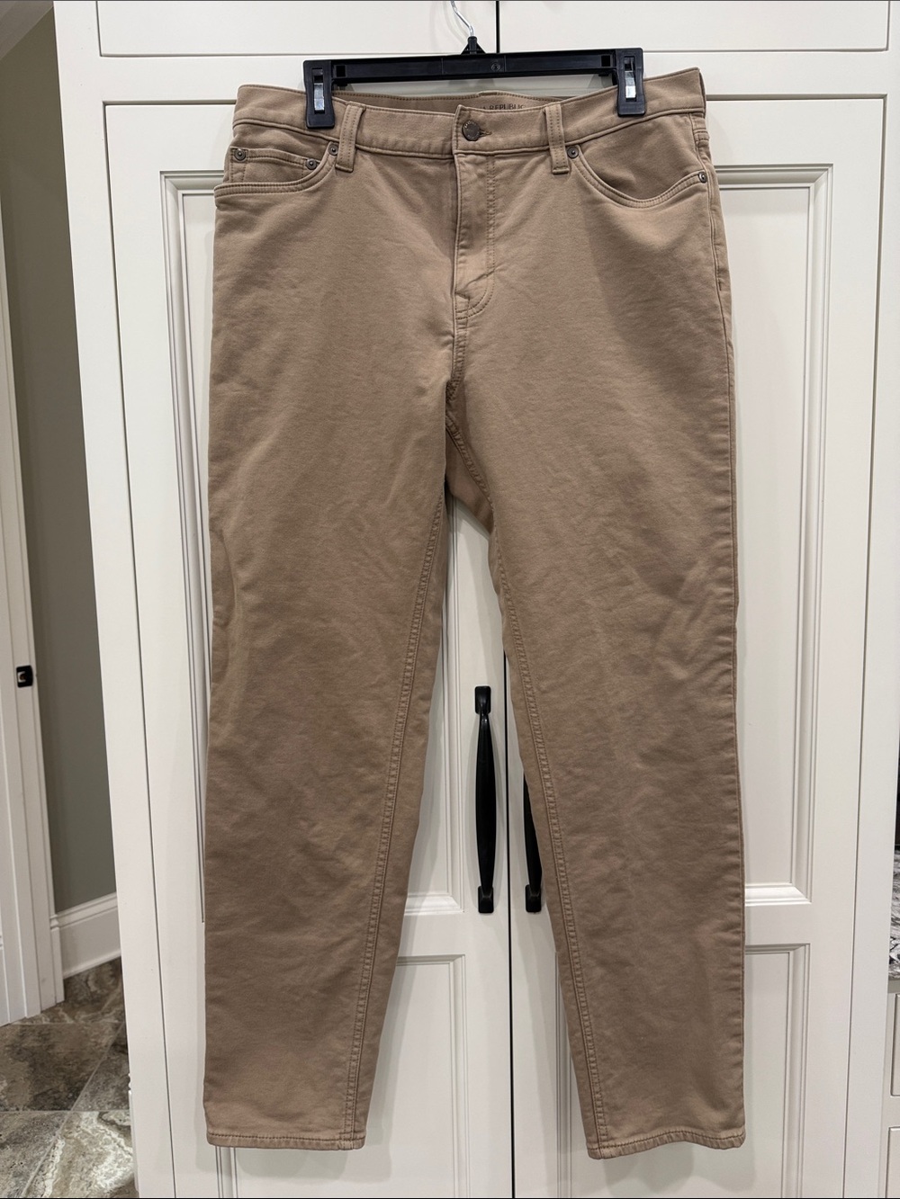 Banana Republic Traveler Mens Size 34x32 Khaki Athletic Tapered Fit  Pant